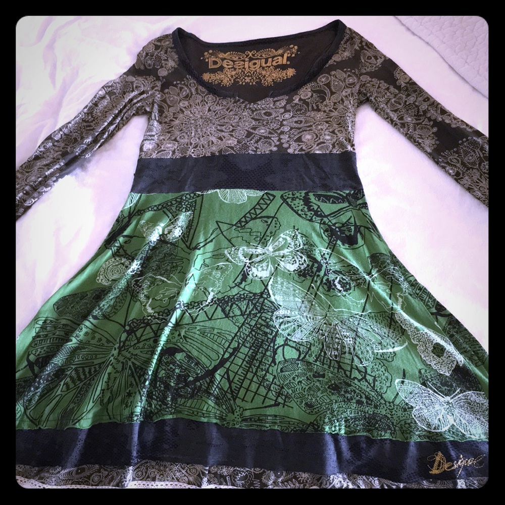 Long sleeve knee long dress. Fits more like M/L.